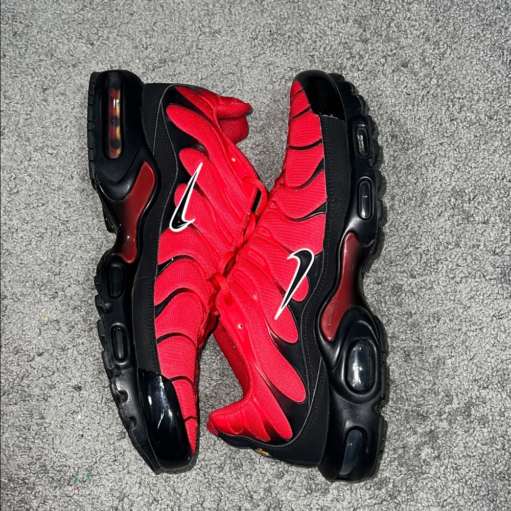 Mens Nike Air Max Plus Bright Red Athletic Sneakers with Black Accents - Picture 3 of 5